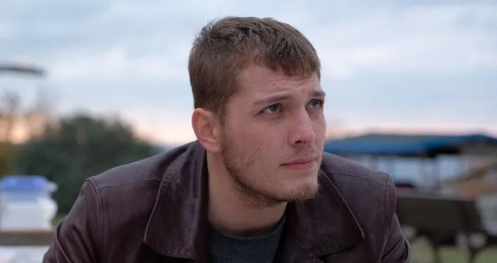 Una nuova serie molto emozionante di Burak Tozkoparan, che brilla con la serie di Kırgın Çiçekler ed è all’ordine del giorno con Destan!