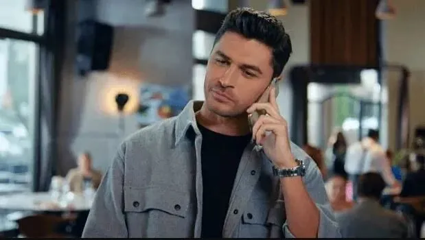 Chi guarda Emre Dinler, Ömer della serie Yasak Elma, nel suo nuovo ruolo non può che rimanere sorpreso!