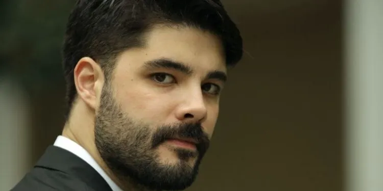 Genco Özak, che si è fatto un nome con Vatanım Sensin, torna con una nuovissima serie d’azione!