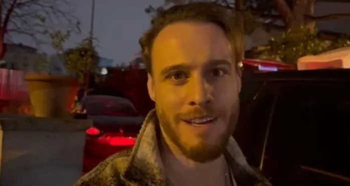 Kerem Bürsin, che brilla con la serie Sen Çal Kapımı, farà molte sorprese diverse per i suoi fan.