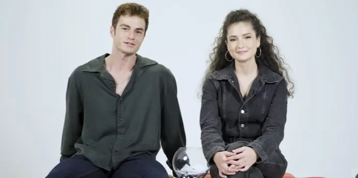 Nella serie Kardeşlerim, Recep Usta e Melis Minkari sono ai due estremi quando si tratta di dare spoiler!