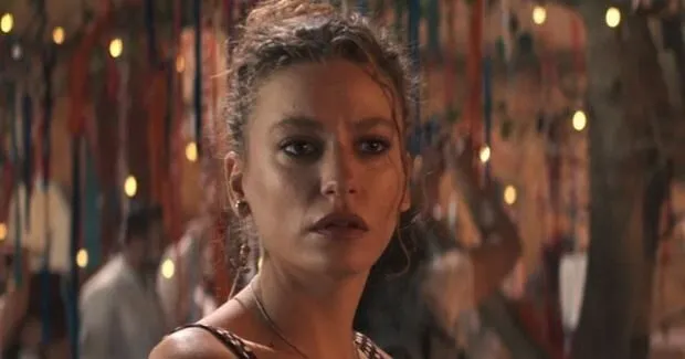 Serenay Sarıkaya sta vivendo la stessa esperienza di Hazal Kaya con la serie Şahmaran!