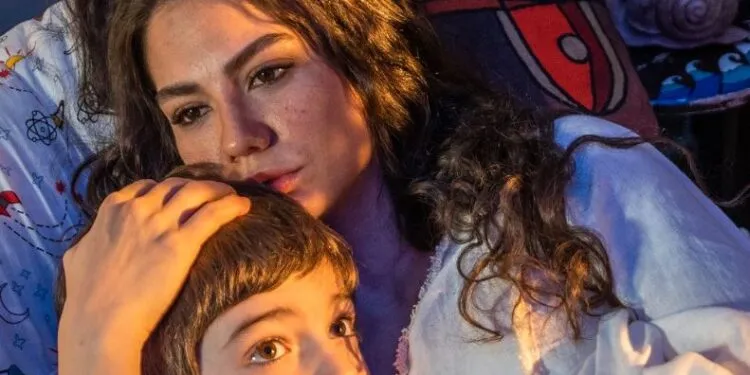 Il cuore e la mente di Demet Özdemir, che si sta preparando per la serie TV Adım Farah, è nella zona del terremoto!