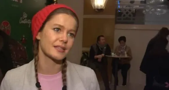 Il set Camdaki Kız è stato interrotto! Burcu Biricik si è rimboccata le maniche, lavorando con i volontari per la zona terremotata!