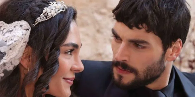 Dopo la serie Hercai, questa volta Ebru Şahin e Akın Akınözü si sono uniti nel dolore!