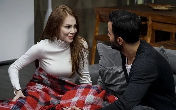 Sorpresa per chi guarda Kiralık Aşk! Guarda chi ha interpretato l’infanzia di Elçin Sangu nella serie TV Çöp Adam