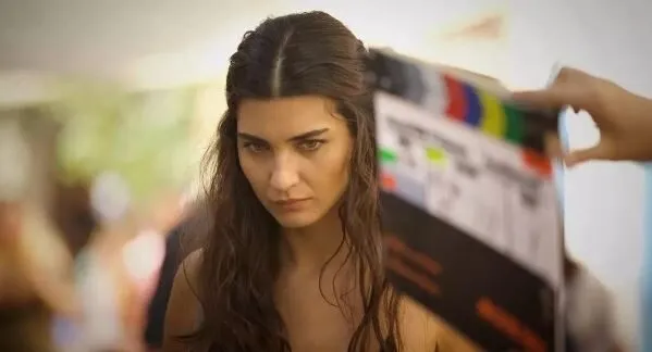 Tuba Büyüküstün ha dato l’esempio aprendo il suo account Instagram alle persone colpite dal terremoto!