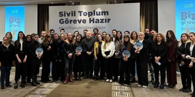 Impressionante supporto di Özge Gürel, Kerem Bürsin, Uraz Kaygılaroğlu, Burcu Biricik, Hatice Şendil e molti altri nomi famosi!