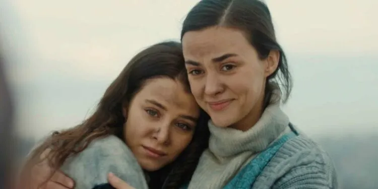 Durante le riprese di Hande Soral nella serie TV Ateş Kuşları, piange professionalmente, piange davvero mentre guarda!