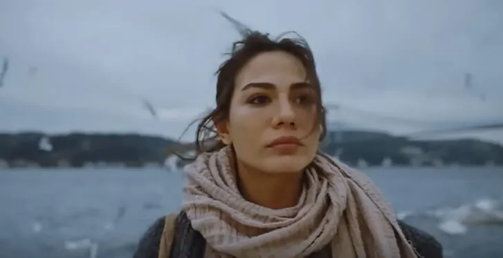 Demet Özdemir è nella lista mondiale! Il vento della serie Adım Farah ha soffiato su IMDB Starmetre!