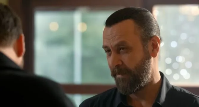 Non può mai essere falso! Nejat İşler lascia il segno in ogni ruolo, proprio come nella serie Aile!