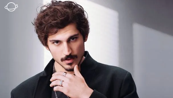 I fan di Oktay Çubuk saranno stupiti di come si trova nella serie Adım Farah!