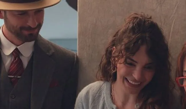 Una prova difficile per Ebru Şahin e Birkan Sokullu! È il momento della decisione nella serie Yüz Yıllık Mucize!