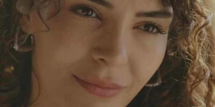 Dopo le serie Hercai e Destan, Ebru Şahin si trova in una posizione molto diversa nel suo nuovo progetto!