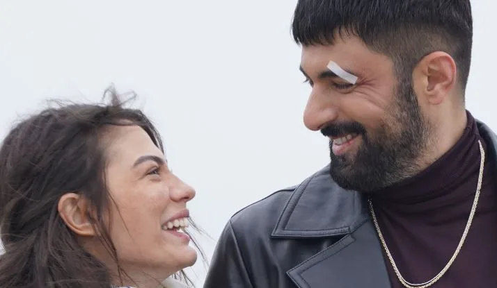 Non solo l’armonia di Engin Akyürek e Demet Özdemir, ma anche l’armonia di squadra di Adım Farah è molto solida!