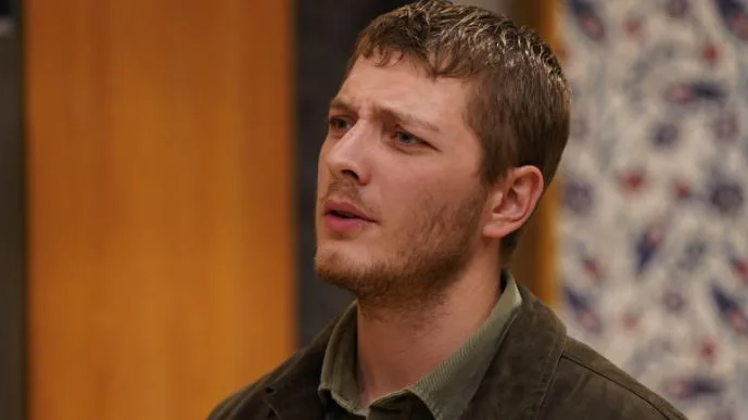 Burak Tozkoparan è riuscito a toccare il cuore del pubblico nella serie Ateş Kuşları!