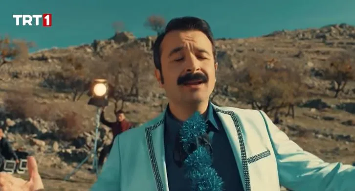 Quanto è fortunato Eser Eyüboğlu, con il personaggio di Selami Ferses, milioni di persone sono rimaste stupite dalla sua voce!