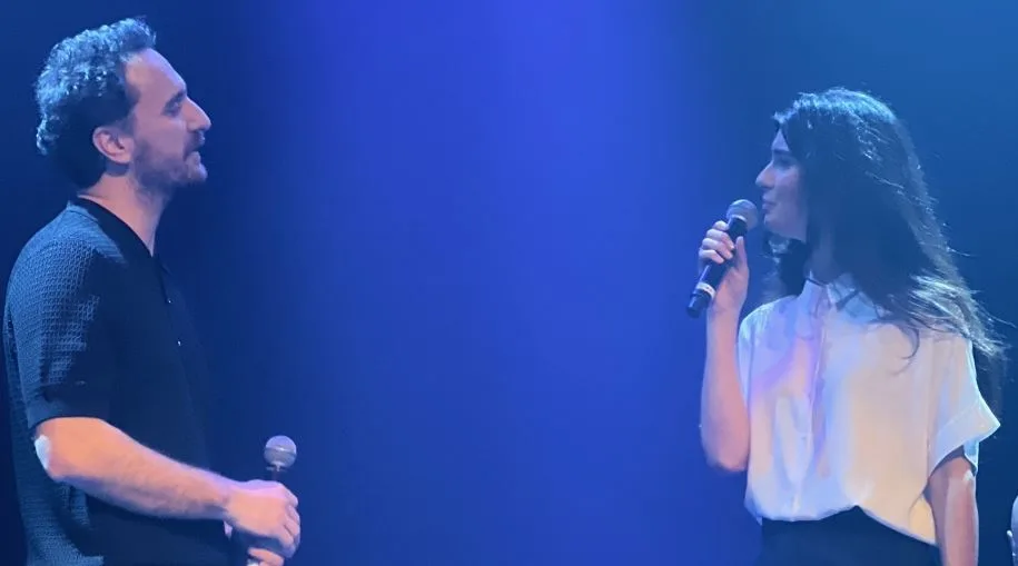 Tuba Büyüküstün e Fırat Çelik hanno eseguito un duetto insieme alla notte di aiuto in Francia per le vittime del terremoto!