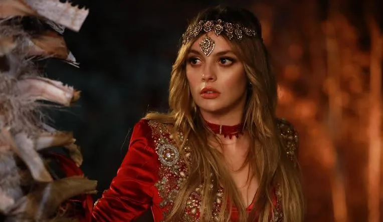 Melis Sezen in discussione dopo il primo episodio della serie Gülcemal!