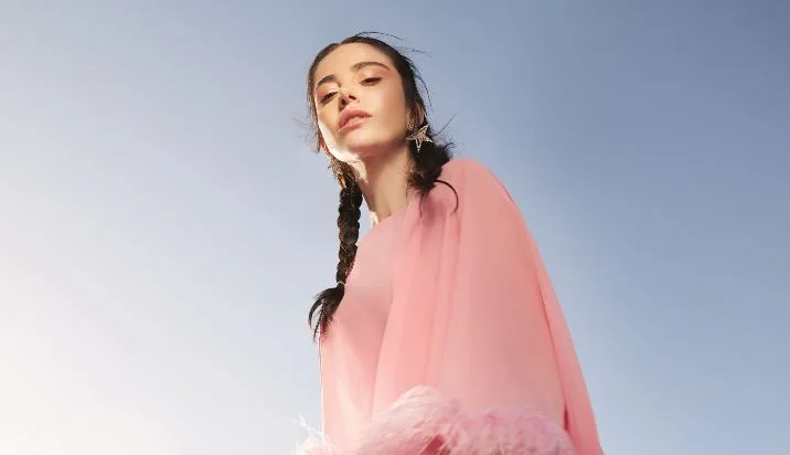 Özge Gürel ha abbagliato con le sue pose speciali sulla rivista MAG!