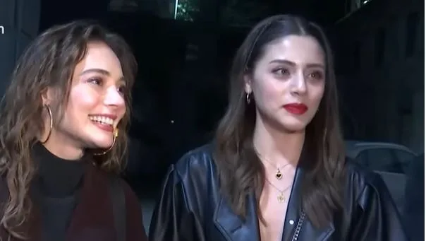 Sıla Türkoğlu e Rabia Soytürk cercano la stessa cosa in amore!