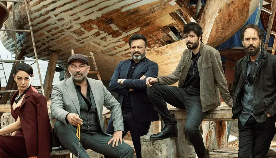 Guarda il cast! Timuçin Esen e Sezin Akbaşoğulları da una parte, Şevket Çoruh e Serhat Kılıç dall’altra!