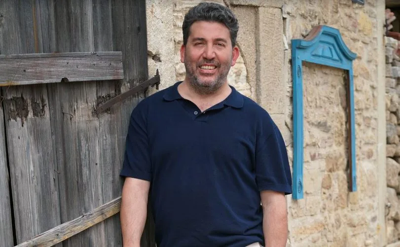 Emre Kınay è tornato alle serie TV con una storia d’amore che aumenterà la consapevolezza!