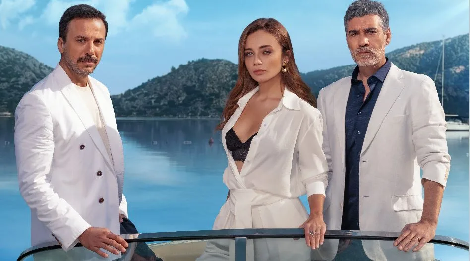 Caner Cindoruk, Damla Sönmez e Serkan Altunorak incanteranno il pubblico di Maviye Sürgün!