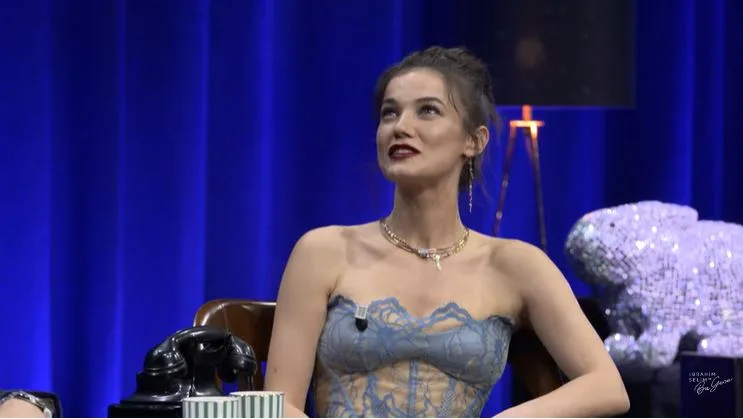 Sediamoci storti e parliamo chiaro, a volte non mi sopporto! Interessante confessione di Pınar Deniz!