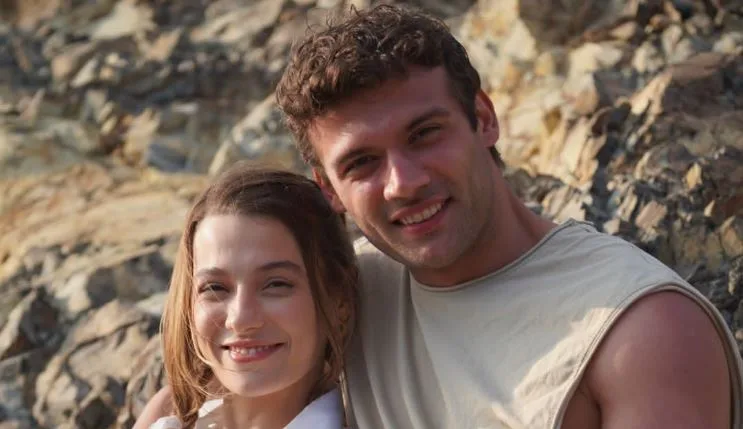 Sümeyye Aydoğan e Caner Topçu sono candidati per essere la nuova coppia di serie TV preferita!