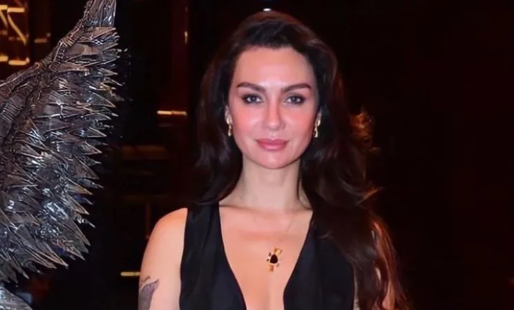 Un messaggio di Birce Akalay che attira l’attenzione su coloro che stanno aspettando la serie Kuş Uçuşu!
