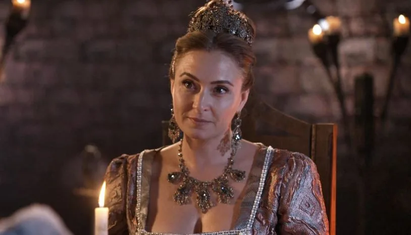 Ceyda Düvenci ha attirato l’attenzione con le sue scelte di serie da molto tempo!