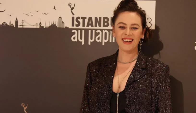 Demet Evgar, entusiasta della maternità, è tornata con nuovi progetti!