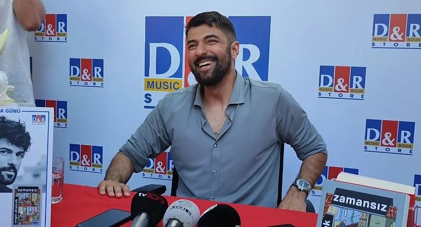 Vale la pena vedere lo spettacolo d’amore dei fan stranieri in Turchia per Engin Akyürek!