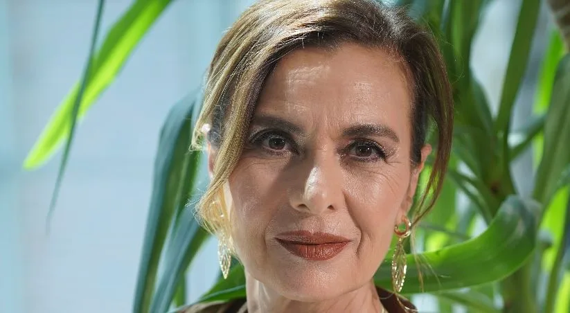 Hatice Aslan farà sudare molto Kerem Bürsin nella storia della nuova serie Ya Çok Seversen