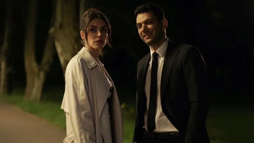 Murat Yıldırım ha un’abitudine che il suo partner Deniz Baysal guarda con ammirazione!