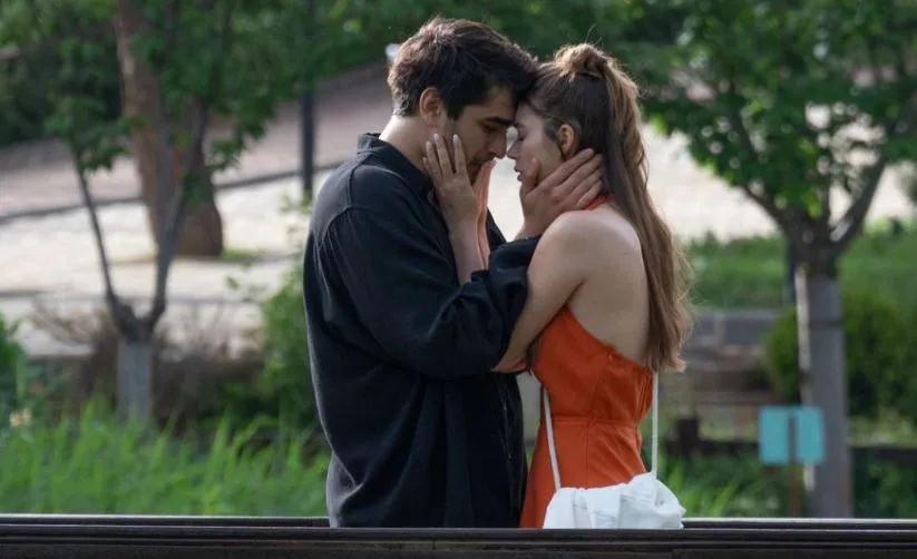 La seconda stagione della serie Yalı Çapkını ha acquisito ancora più importanza grazie all’amore di Afra Saraçoğlu e Mert Ramazan Demir!