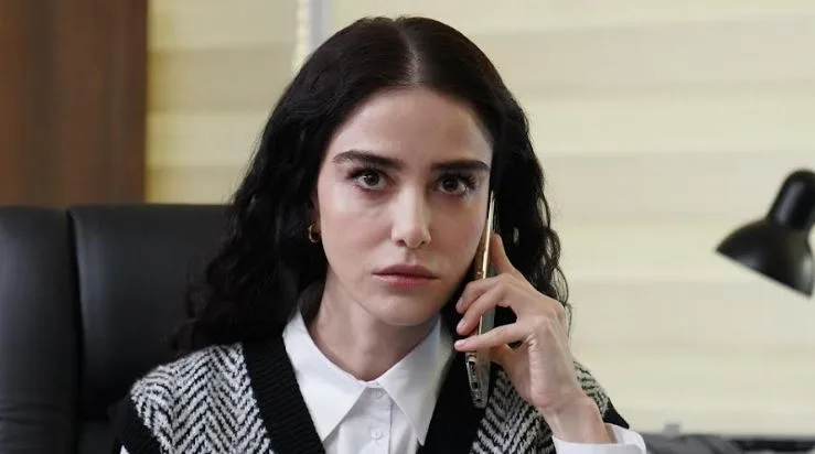 Viene alla ribalta una vecchia serie TV di Özge Gürel, che non ha tenuto le ultime 3 serie!