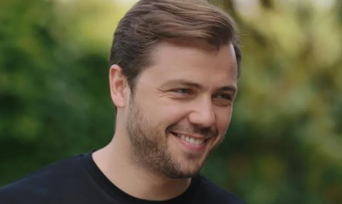 Tolga Sarıtaş torna nella serie TV questa volta per un ruolo completamente diverso!