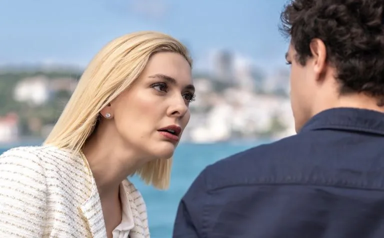 Bergüzar Korel è tornato sui set con un’immagine completamente nuova e uno scenario da bomba!