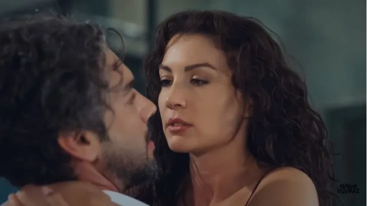 L’energia di Burcu Özberk e Şükrü Özyıldız a Ruhun Duymaz è buona, ma c’è un problema importante!