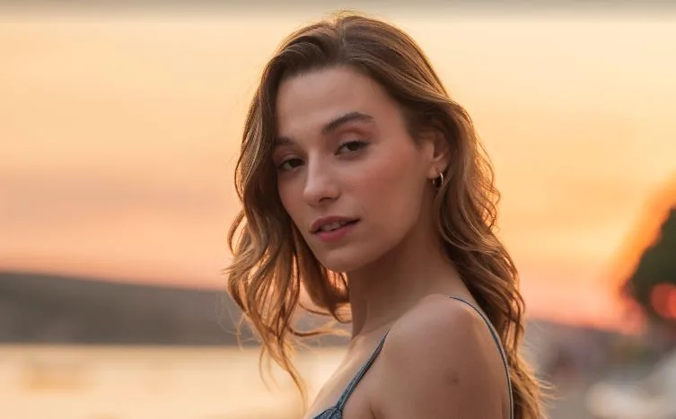 Sümeyye Aydoğan ha abbracciato il personaggio di Gece nella serie TV Dönence!