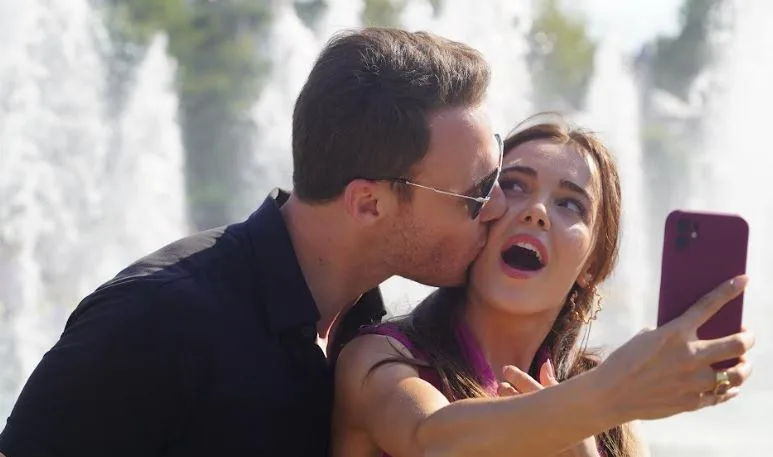 La versione finale di Kerem Bürsin, disturbato, sul set della serie TV, ha fatto piacere ai suoi fan!