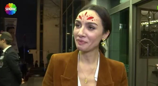 Birce Akalay aumenterà ancora di più la potenza dei suoi messaggi social con la sua nuova serie!