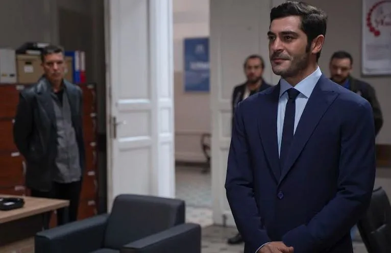 Burak Deniz si è perso nel ruolo del giornalista!