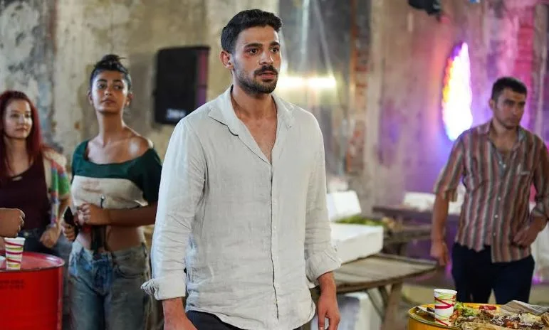 Il ritorno di Halit Özgür Sarı sullo schermo con la serie TV Yabani si trasforma in una storia di successo!