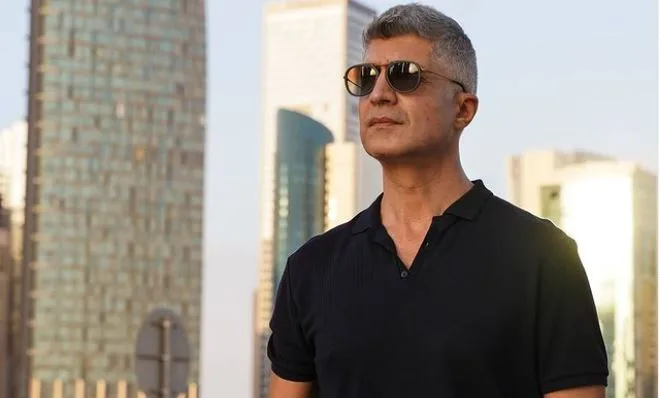 Özcan Deniz intraprende una missione molto speciale nella serie Kızıl Goncalar!