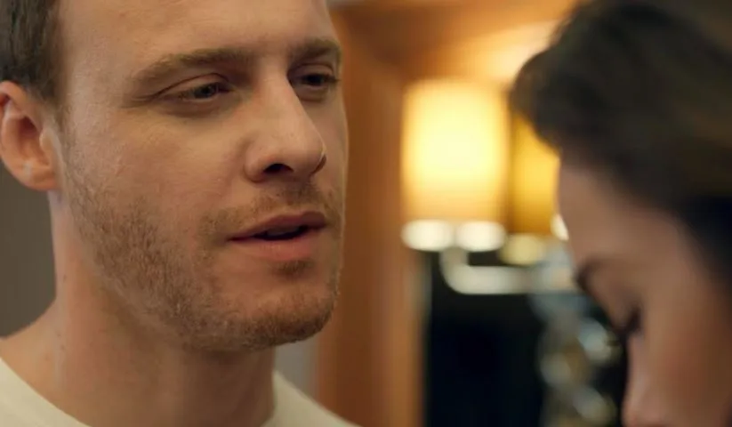 La serie Ya Çok Seversen è iniziata magnificamente, ma non è finita così! Per Kerem Bürsin la situazione è ancora più complicata!