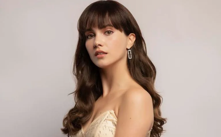 Almila Ada ha affrontato nuovamente la realtà sul set della serie TV Üç Kız Kardeş!