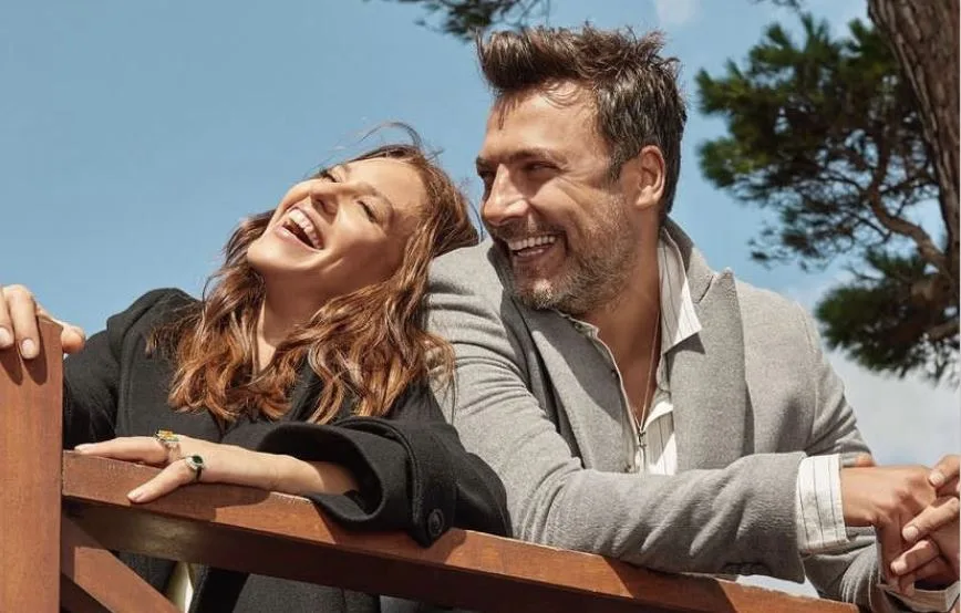 Guarda, chi è l’attore che ha fatto ridere a crepapelle Evrim Alasya e Barış Kılıç sul set della serie TV Kızılcık Şerbeti?
